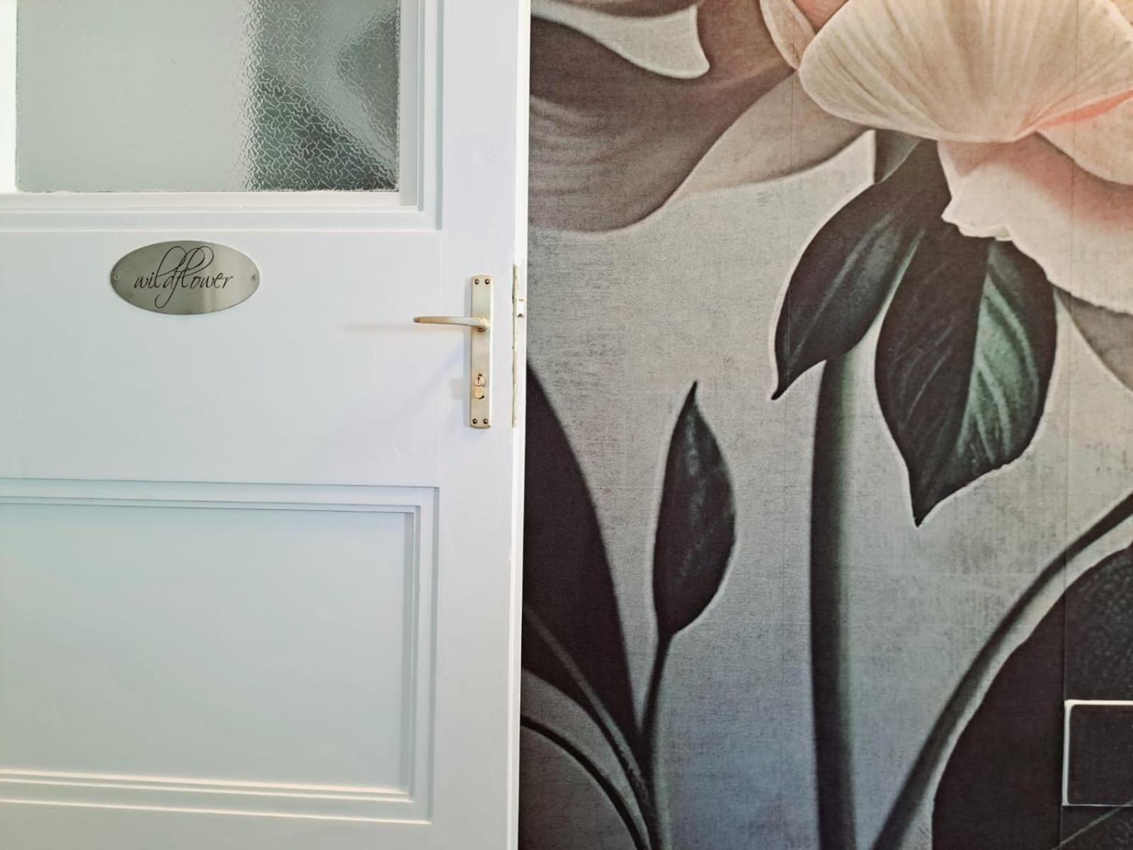 Apartment Wildflower In Privatvilla Im Herzen Merans Bagian luar foto