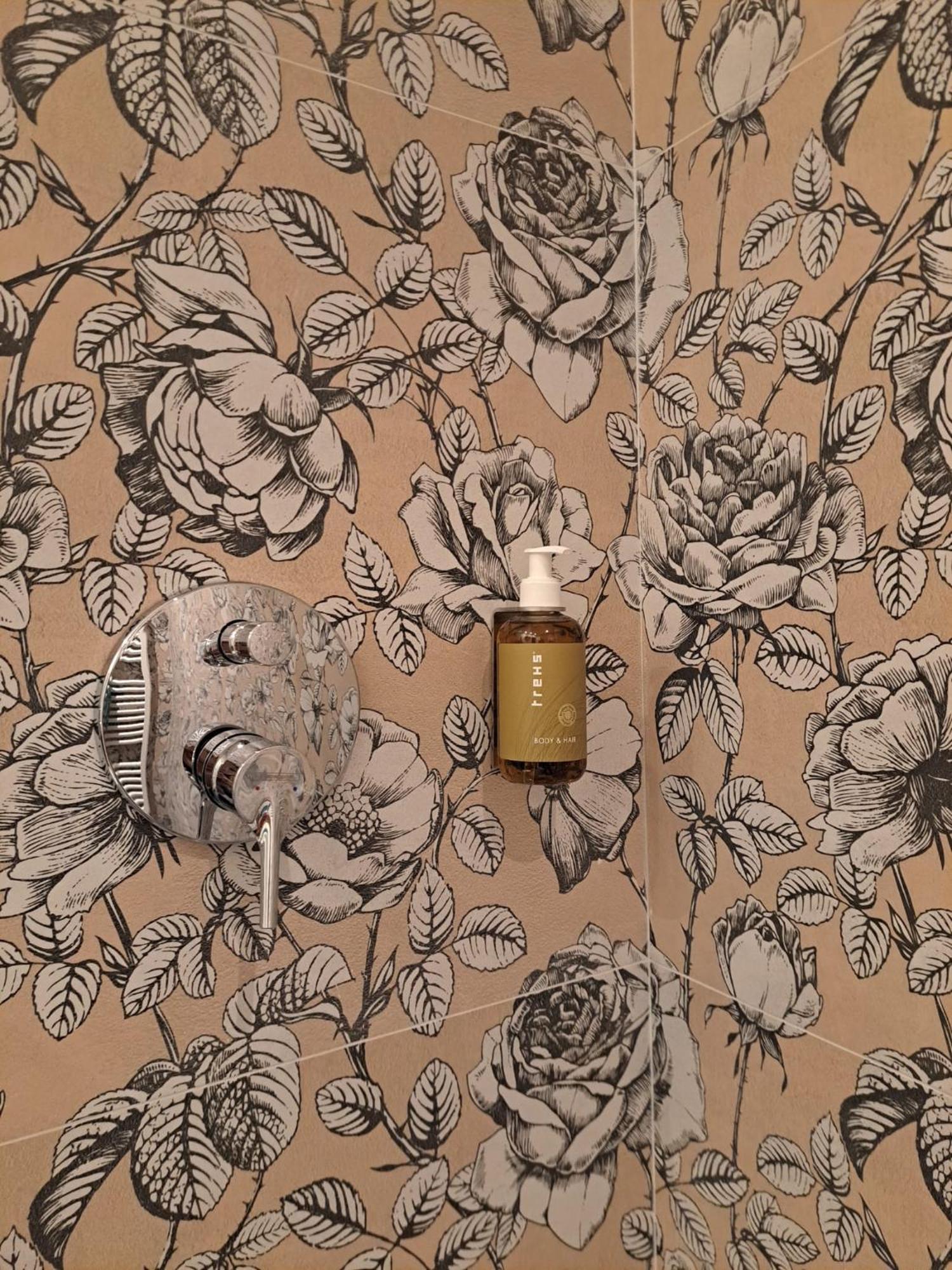 Apartment Wildflower In Privatvilla Im Herzen Merans Bagian luar foto
