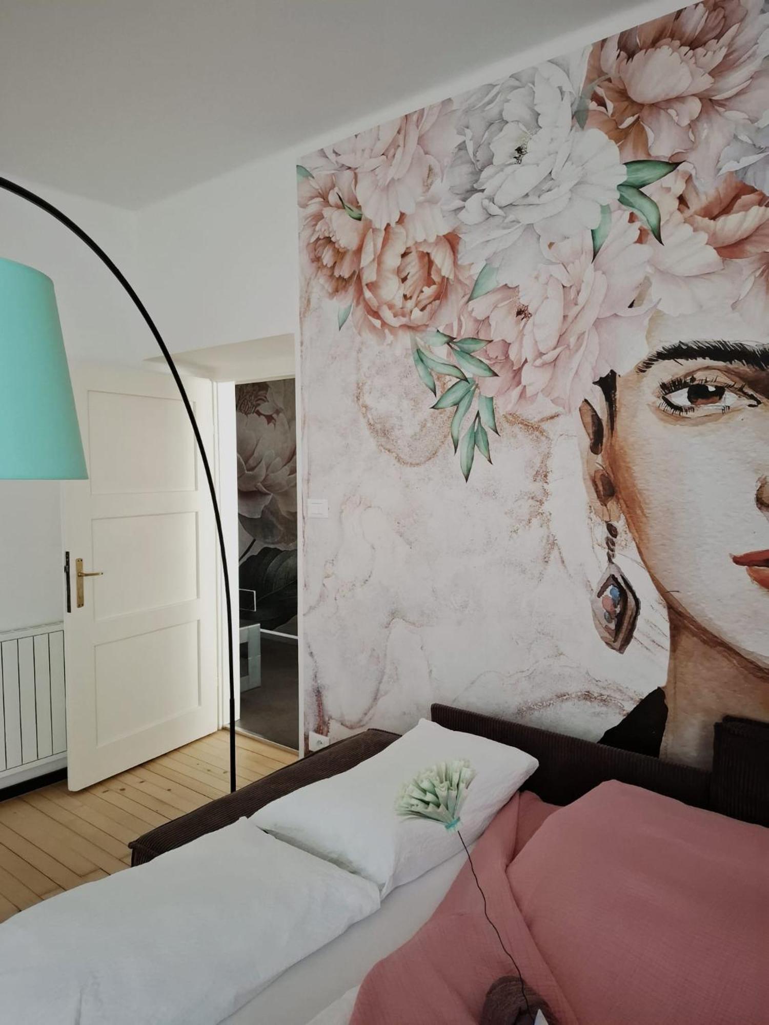 Apartment Wildflower In Privatvilla Im Herzen Merans Bagian luar foto